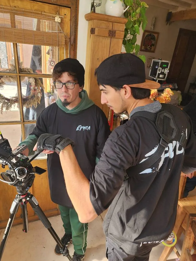 Dos técnicos de EPYCA ajustando la cámara
