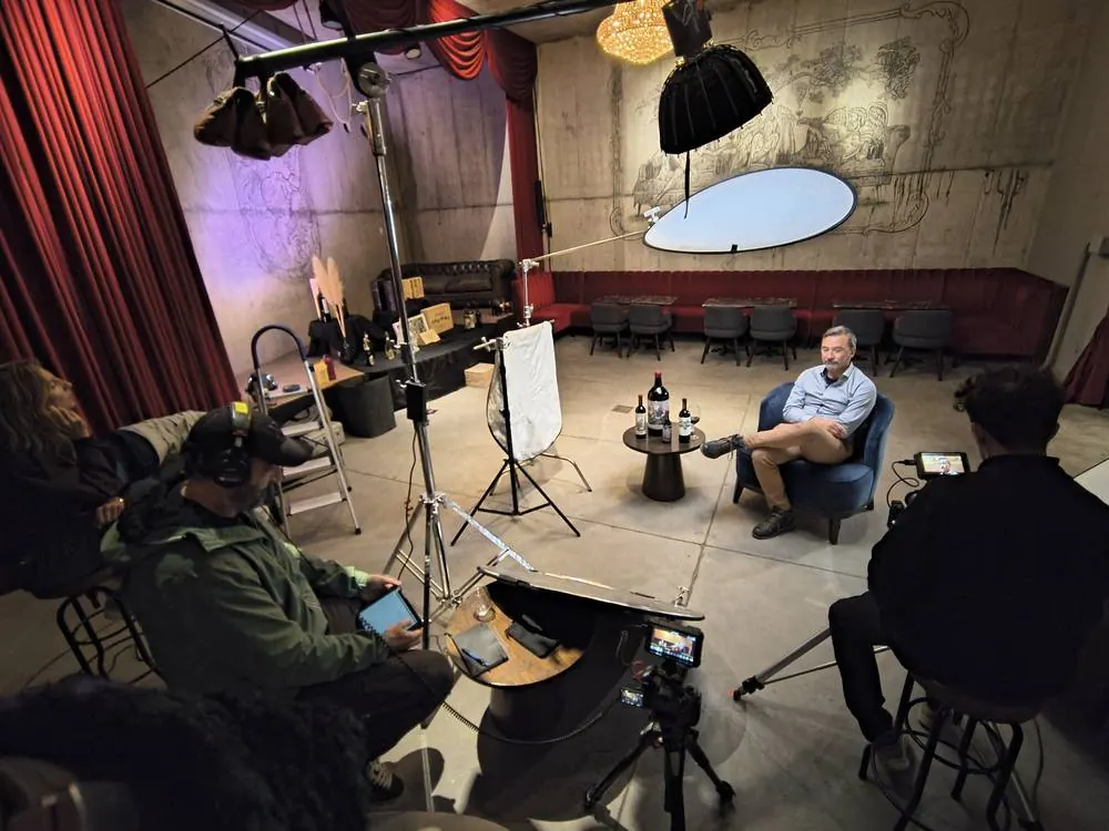 Set de entrevista montado con luces y rebotador