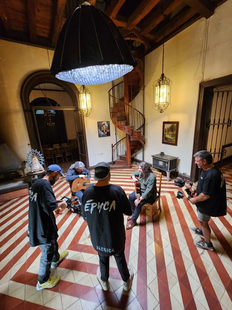 El equipo de EPYCA rodando en el zaguán de la casa de Maipú