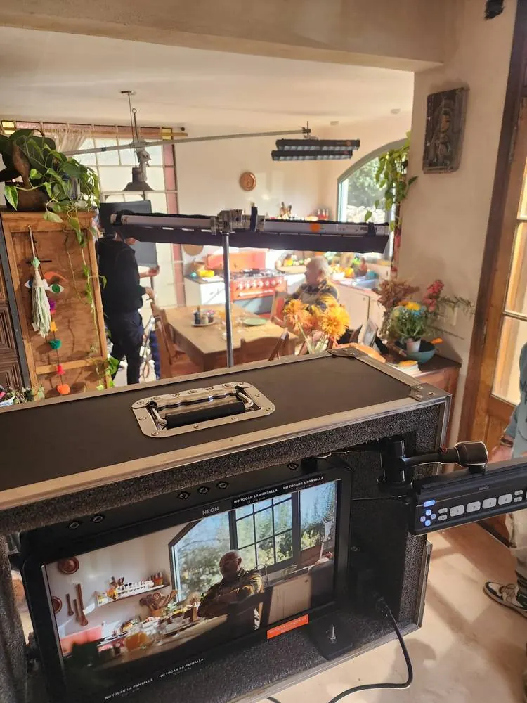 Monitor de rodaje frente a la escena en una cocina