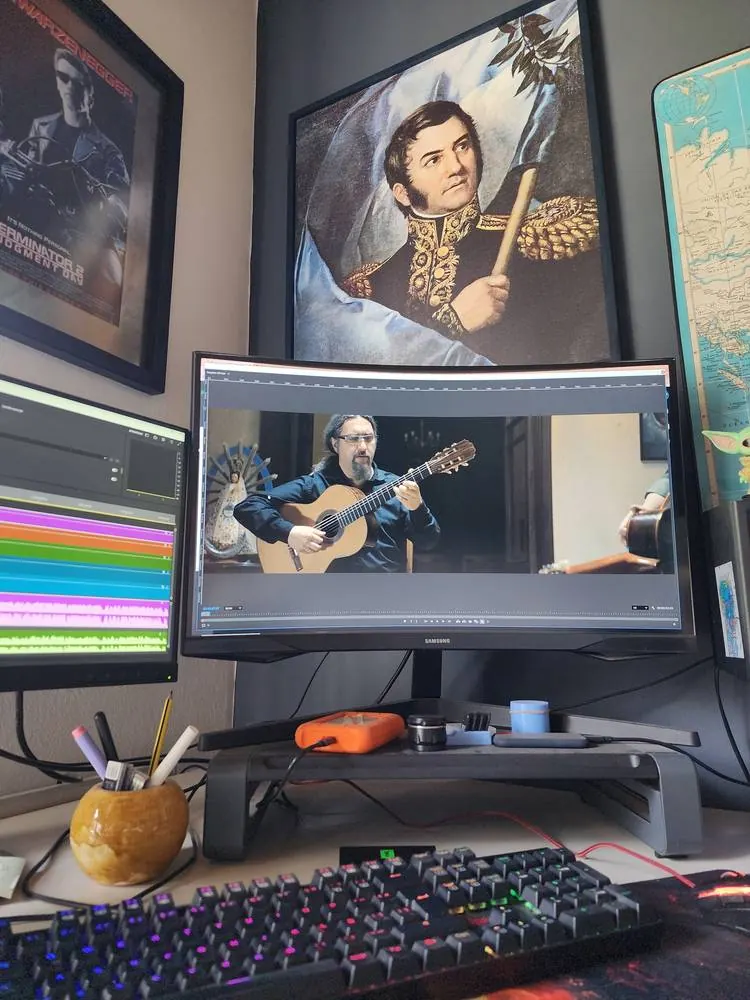 Sala de montaje con la línea de tiempo en pantalla