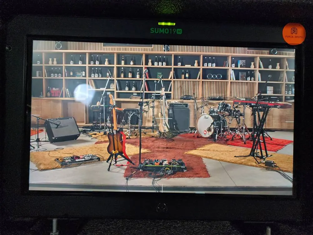 Monitor mostrando el set de la banda antes de rodar