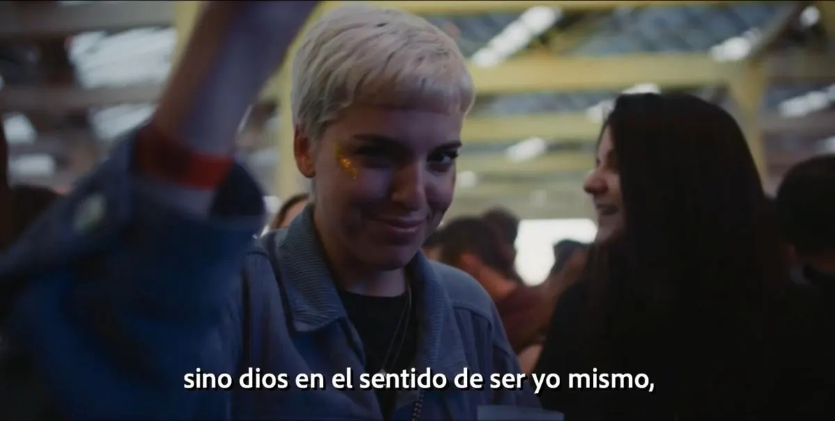 Asistente con brillos en la cara, entre el público
