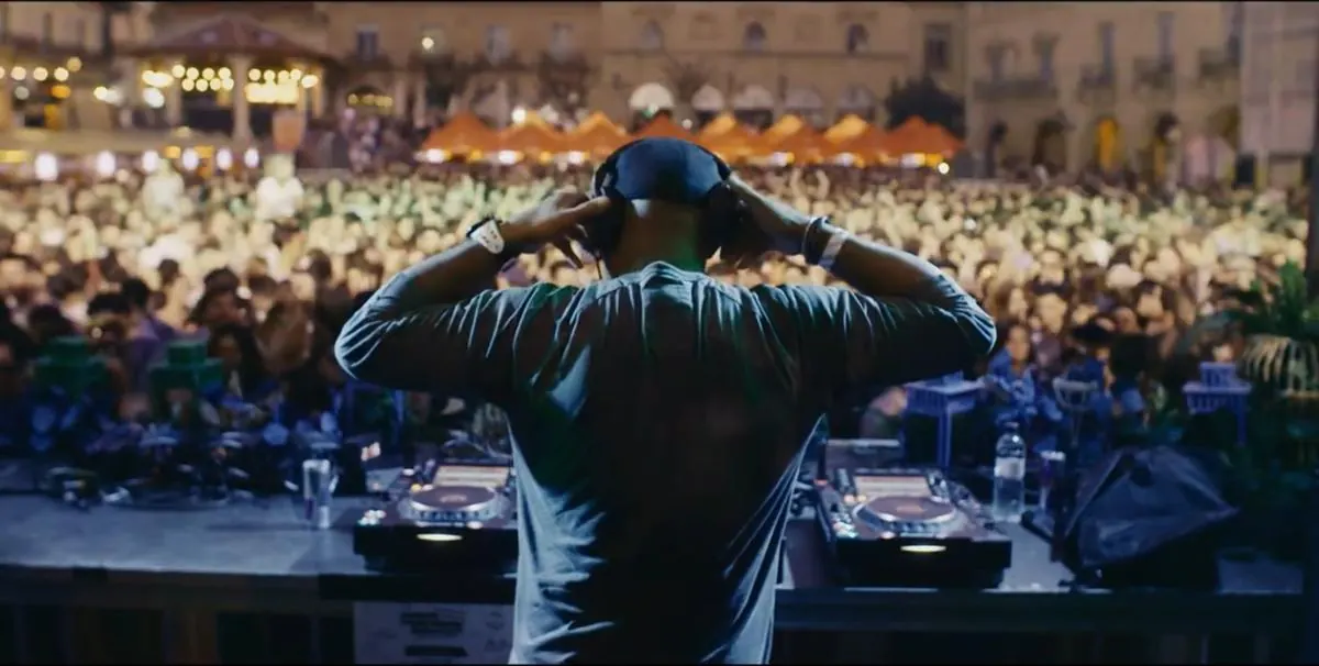 El DJ de espaldas frente a la plaza llena
