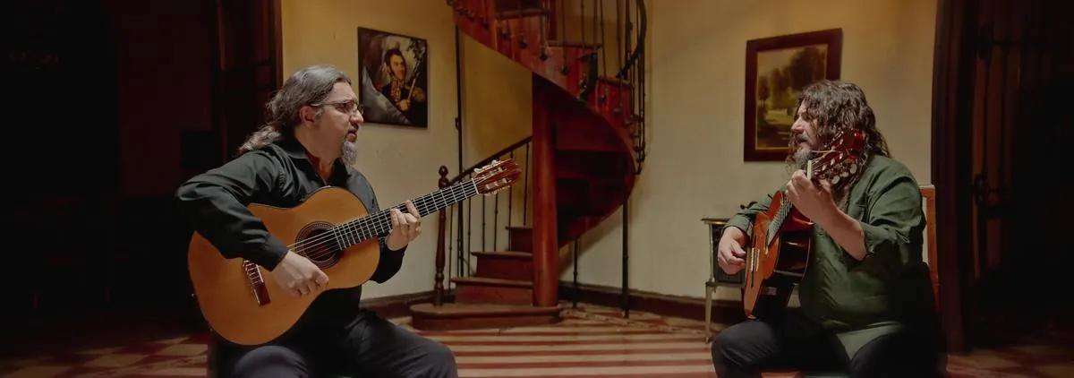 Los guitarristas tocando enfrentados
