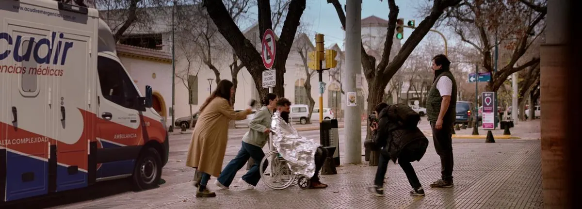 Rodaje en la calle: una persona en silla de ruedas junto a una ambulancia