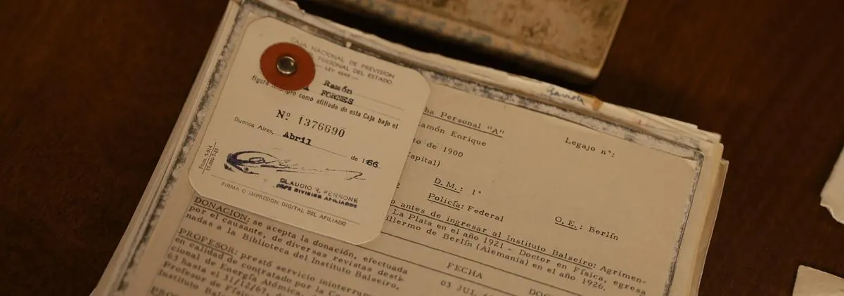 Documentos de archivo sobre una mesa