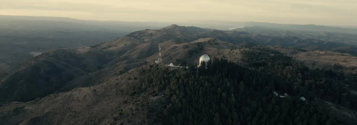 Vista aérea de la Estación Astrofísica de Bosque Alegre al atardecer