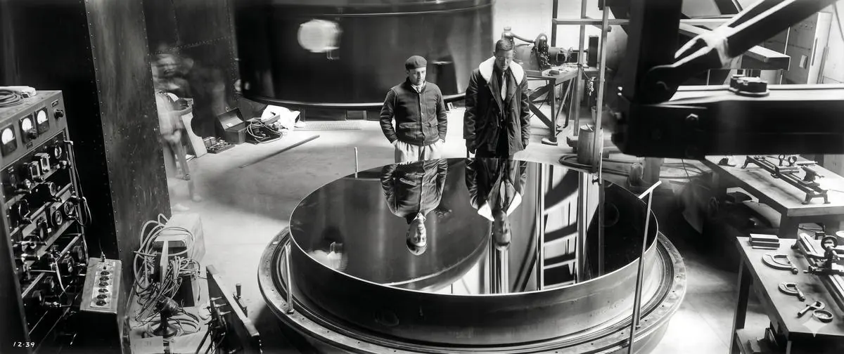 Dos hombres frente al espejo de un telescopio en el taller, 1939