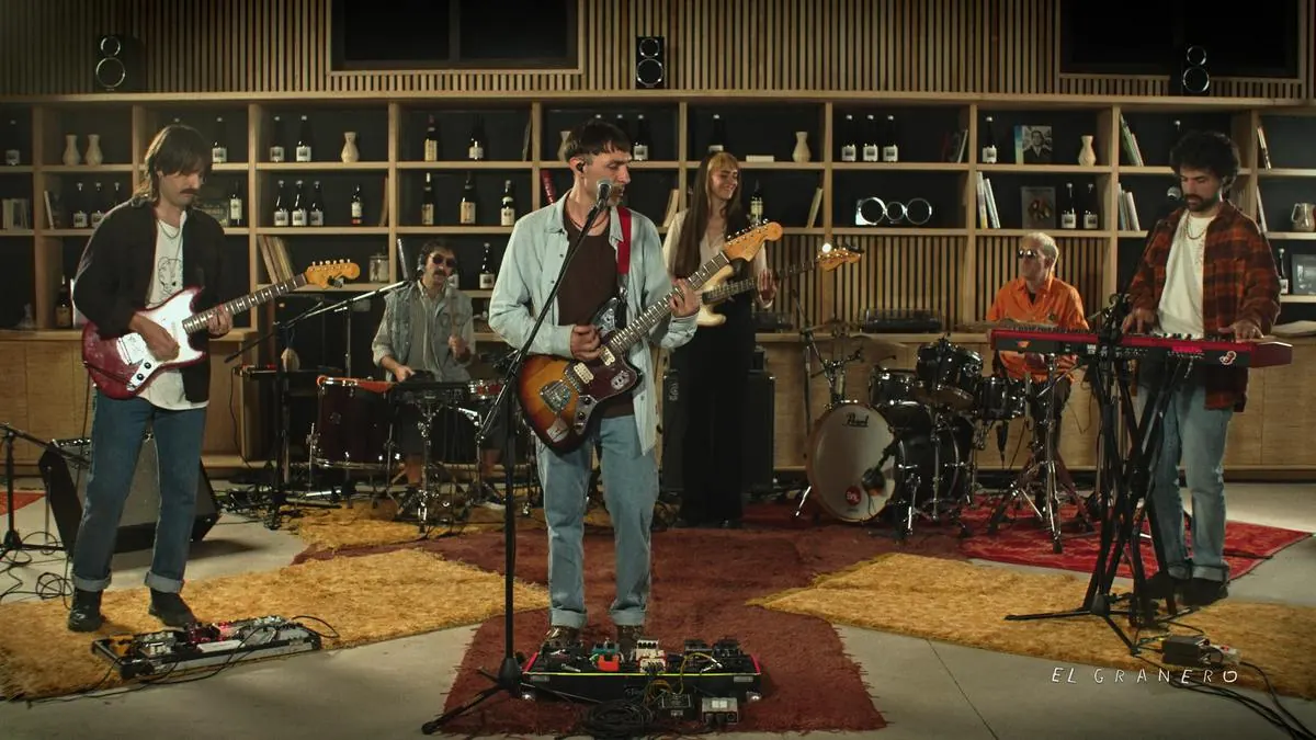 La banda completa tocando en vivo en el salón