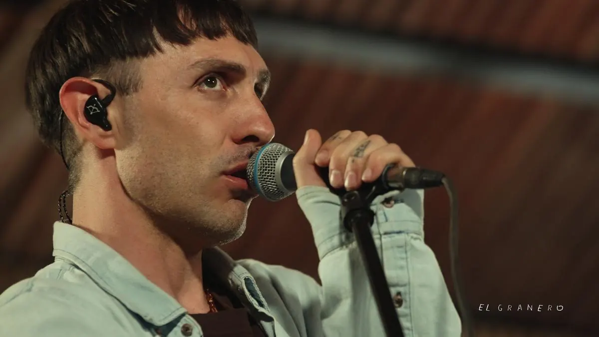 Primer plano del cantante en el micrófono