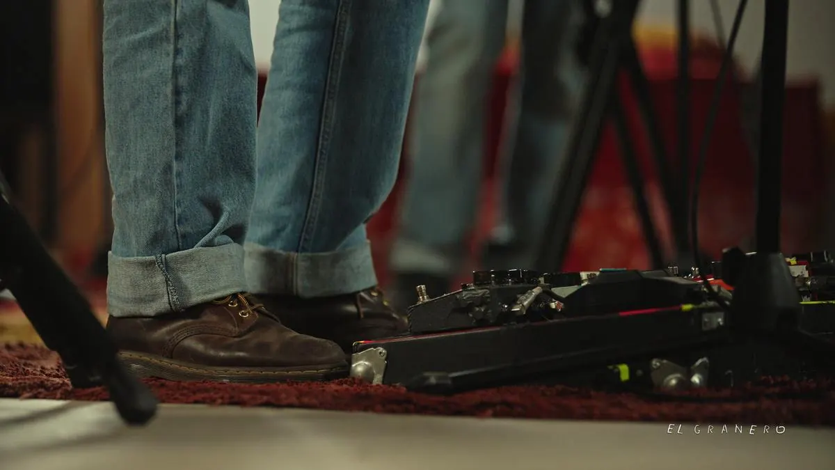 Pies sobre la alfombra, junto a la pedalera
